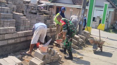 BABINSA KORAMIL 0810/JATIKALEN BERIKAN SEMANGAT DAN BANTUAN PENGERJAAN RUMAH WARGA BINAAN