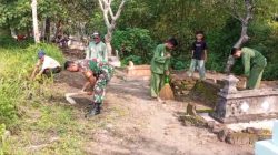 BABINSA KORAMIL 0810/11 PRAMBON BERSAMA PERGURUAN PENCAK SILAT DAN WARGA GELAR KARYA BAKTI PEMBERSIHAN MAKAM UMUM DI DESA BALONGREJO