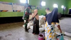 BABINSA DESA MOJODHUWUR MELAKSANAKAN PENDAMPINGAN PEMBAGIAN BANTUAN BAHAN PANGAN BAGI MASYARAKAT KURANG MAMPU