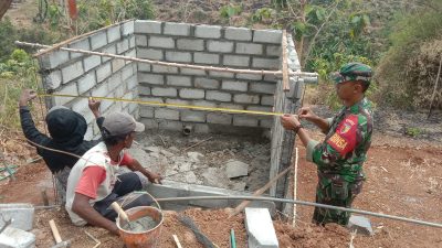 Babinsa Desa Oob Sertu Manuto melaksanakan pembuatan bak air bersih.