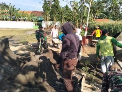 BABINSA DESA KUNCIR BERSAMA WARGA GELAR KERJA BAKTI PERBAIKAN JALAN UNTUK TINGKATKAN AKSESIBILITAS MASYARAKAT