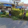 BABINSA JUWONO BERSAMA WARGA LAKSANAKAN KARYA BHAKTI PEMBERSIHAN RUMPUT DI SEPANJANG JALAN DESA