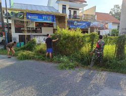 BABINSA JUWONO BERSAMA WARGA LAKSANAKAN KARYA BHAKTI PEMBERSIHAN RUMPUT DI SEPANJANG JALAN DESA