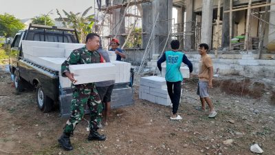 Babinsa Koramil 0810/18 Ngetos Gotong Royong Bangun Masjid, Wujud Karya Bhakti Pererat Kemanunggalan TNI dengan Rakyat