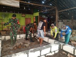 Babinsa Koramil 0810/15 Rejoso Bantu Rehabilitasi Rumah Warga, Wujud Nyata Kemanunggalan TNI dengan Rakyat