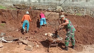 Babinsa Koramil 0810/05 Sawahan Bersama Warga Gelar Kerja Bakti, Wujud Nyata Kemanunggalan TNI dengan Rakyat