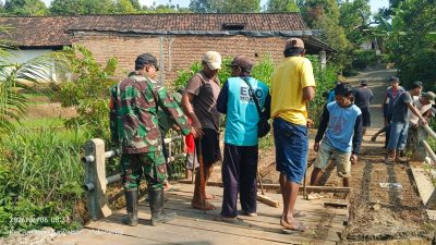 BABINSA KORAMIL 0810/05 SAWAHAN GOTONG ROYONG BERSAMA WARGA BONGKAR JEMBATAN LAMA, DUKUNG PEMBANGUNAN JEMBATAN PERINTIS GARUDA
