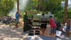 BABINSA KORAMIL 0810/20 NGLUYU DAMPINGI PETANI PANEN JAGUNG, WUJUD DUKUNGAN NYATA KETAHANAN PANGAN NASIONAL
