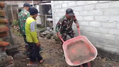 Babinsa Desa Sumengko Bersama Warga Laksanakan Serbuan Teritorial Pengurukan Jalan Lingkungan, Wujud Nyata Kemanunggalan TNI dengan Rakyat