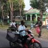 Jumat Berkah, Babinsa Koramil 0810/13 Lengkong Bagikan Nasi Kotak kepada Warga