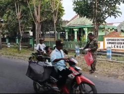 Jumat Berkah, Babinsa Koramil 0810/13 Lengkong Bagikan Nasi Kotak kepada Warga