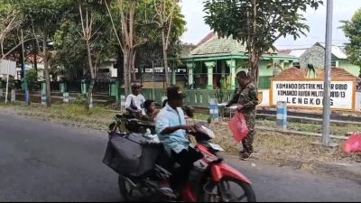 Jumat Berkah, Babinsa Koramil 0810/13 Lengkong Bagikan Nasi Kotak kepada Warga