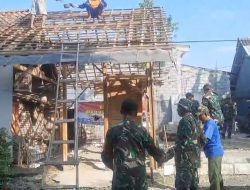 BABINSA KORAMIL 0810/02 BAGOR BERSAMA WARGA GOTONG ROYONG BANTU BEDAH RUMAH WARGA, WUJUD NYATA KEMANUNGGALAN TNI DENGAN RAKYAT
