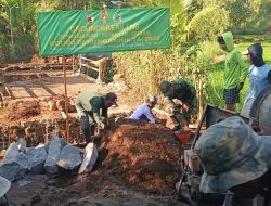 BABINSA KORAMIL 0810/05 SAWAHAN GOTONG ROYONG BANGUN JEMBATAN GARUDA, DUKUNG AKSES DAN KESEJAHTERAAN MASYARAKAT