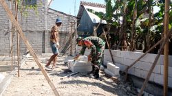 BABINSA KUTOREJO SERTU RIFAI BANTU WARGA RENOVASI RUMAH DI RT 13 DESA KUTOREJO