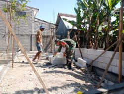 BABINSA KUTOREJO SERTU RIFAI BANTU WARGA RENOVASI RUMAH DI RT 13 DESA KUTOREJO
