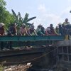 Anggota Koramil 0810/15 Rejoso Gotong Royong Pemasangan Besi IWF Jembatan Merah Putih*
