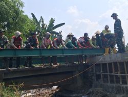 Anggota Koramil 0810/15 Rejoso Gotong Royong Pemasangan Besi IWF Jembatan Merah Putih*