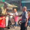 Koramil 0810/15 Rejoso Gelar Jumat Berkah, Bagikan Paket Nasi kepada Pengguna Jalan dan Tukang Becak