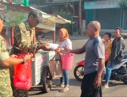 Koramil 0810/15 Rejoso Gelar Jumat Berkah, Bagikan Paket Nasi kepada Pengguna Jalan dan Tukang Becak