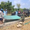 Anggota Koramil 0810/15 Rejoso Laksanakan Kerja Bakti Pembangunan Jembatan Merah Putih