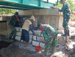 TNI BERSAMA WARGA TERUS KEBUT PEMBANGUNAN JEMBATAN MERAH PUTIH MELALUI KERJA BAKTI