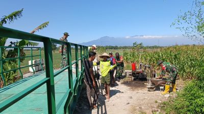 Babinsa Desa Jatirejo Laksanakan Monitoring dan Pengawasan Pembangunan Jembatan Merah Putih di Wilayah Binaan