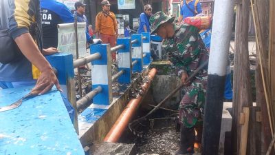 Babinsa Kertosono Bersama Warga  Kerja Bakti Bersihkan Sungai, Wujud Kepedulian Terhadap Lingkungan