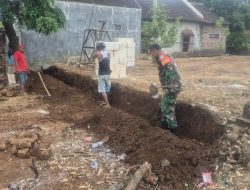 Keakraban TNI Bersama Warga Binaan,Babinsa Kerja Bhakti dengan Masyarakat Sidorejo.