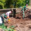 BABINSA KORAMIL 0810/15 REJOSO GOTONG ROYONG BERSAMA WARGA LAKSANAKAN PENGGALIAN PONDASI JEMBATAN MERAH PUTIH, WUJUD KEMANUNGGALAN TNI DENGAN RAKYAT