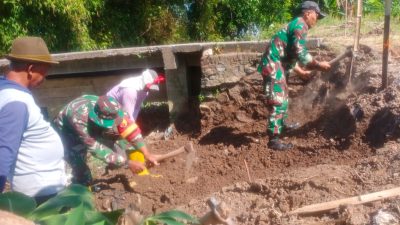 BABINSA KORAMIL 0810/15 REJOSO GOTONG ROYONG BERSAMA WARGA LAKSANAKAN PENGGALIAN PONDASI JEMBATAN MERAH PUTIH, WUJUD KEMANUNGGALAN TNI DENGAN RAKYAT