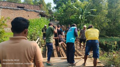 BABINSA  SAWAHAN GOTONG ROYONG BERSAMA WARGA BONGKAR JEMBATAN LAMA, DUKUNG PEMBANGUNAN JEMBATAN GARUDA