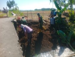 Babinsa Koramil  Rejoso Gotong Royong Gali Pondasi Jembatan Merah Putih, Wujud Nyata Kemanunggalan TNI dan Rakyat