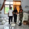BABINSA KORAMIL 0810/19 JATIKALEN DAMPINGI PENDISTRIBUSIAN BANTUAN BERAS DAN MINYAK GORENG DI DESA GONDANG WETAN