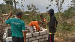 Babinsa Desa Oob Bersama Warga Bangun Bak Penampungan Air Bersih Demi Ketahanan Air Masyarakat