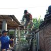 BABINSA KORAMIL 0810/10 TANJUNGANOM GOTONG ROYONG BANTU RENOVASI RTLH WARGA BINAAN