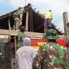 Babinsa  Selorejo Bersama Anggota Koramil  Bagor Gotong Royong Bantu Pembangunan RTLH Warga