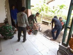 Babinsa Koramil 0810/08 Baron Gotong Royong Bedah RTLH, Wujud Nyata Kepedulian TNI kepada Masyarakat