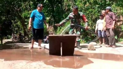Babinsa Koramil 0810/18 Ngetos Tinjau Sumber Mata Air di Lereng Gunung Wilis, Pastikan Ketersediaan Air Bersih bagi Warga