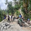 Sinergi BABINSA DAN BHABINKAMTIBMAS membantu membangun jalan tembus di desa Duren Kecamatan Sawahan.