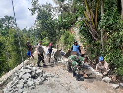 Sinergi BABINSA DAN BHABINKAMTIBMAS membantu membangun jalan tembus di desa Duren Kecamatan Sawahan.