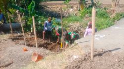 BABINSA REJOSO GOTONG ROYONG BERSAMA WARGA LAKSANAKAN PENGGALIAN PONDASI JEMBATAN MERAH PUTIH