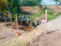 BABINSA REJOSO GOTONG ROYONG BERSAMA WARGA LAKSANAKAN PENGGALIAN PONDASI JEMBATAN MERAH PUTIH
