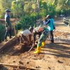 BABINSA KORAMIL 0810/05 SAWAHAN BERSAMA WARGA GOTONG ROYONG BANGUN JEMBATAN GARUDA, WUJUD KEMANUNGGALAN TNI DENGAN RAKYAT