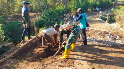 BABINSA KORAMIL 0810/05 SAWAHAN BERSAMA WARGA GOTONG ROYONG BANGUN JEMBATAN GARUDA, WUJUD KEMANUNGGALAN TNI DENGAN RAKYAT