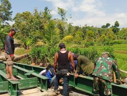 Babinsa Koramil 0810/05 Sawahan Bersama Warga Gotong Royong Bangun Jembatan Perintis Garuda di Desa Siwalan