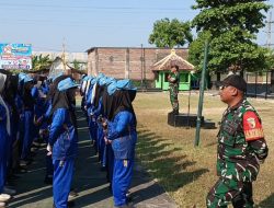 Babinsa Koramil 0810/15 Rejoso Bekali Peserta MPLS dengan Pelatihan PBB dan Wasbang di SMAN 1 Rejoso