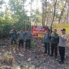 Babinsa Desa Sambikerep Bersinergi dengan BKPH Tamanan Laksanakan Patroli Hutan Sekaligus Pemasangan Banner Stop Karhutla