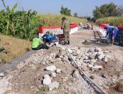 Anggota Koramil 0810/16 Sukomoro Laksanakan Karya Bakti Pembangunan Jembatan Perintis Garuda Bersama Warga