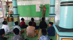 Babinsa Koramil 0810/15 Rejoso Tanamkan Nilai Keagamaan, Mengajar Mengaji Anak-Anak di Wilayah Binaan